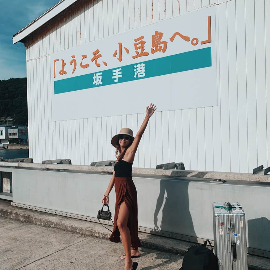 小竹麻美のインスタグラム：「#小豆島 ⚓️💙⛴🔥 #ジャンボフェリー で初上陸〜✌🏼 . hat @irojikake  tops @akte_official  skirt @akte_official  sandal @havaianasjapan  sunglasses @rayban_japan  bag @fendi . #ootd#wear#shodoshima#shodoisland#akte」