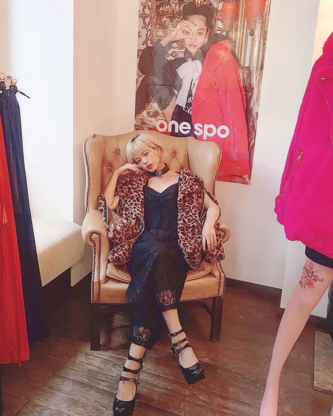 のインスタグラム：「one spo @onespoofficial の展示会へ。 実はワンスポ好きで、109に入ってるお店では一番お買い物してるかもしれない！可愛さの中にギャル&ヤンキーマインド、そしてスポーティなテイストが入ってて好きです。 秋冬はゴールドの小物が充実してて、最近わたしの中では断然ゴールド流行りなのでオーダーしてきました。羽織ってるファージャケットは秋冬の新作で、チョーカーも私物のワンスポだよ。 ﻿ ﻿ ﻿ ﻿ #onespo #aw #fashion #tokyo #shibuya #shibuya109 #gal #109 #eatme #bubbles #ootd #ワンスポ #展示会 #レオパード #イートミー #バブルス」