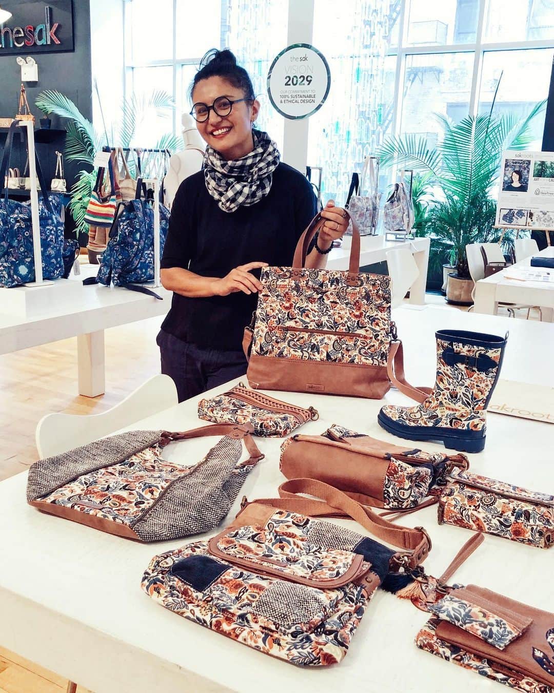 Dinara Mirtalipovaさんのインスタグラム写真 - (Dinara MirtalipovaInstagram)「I’m in NY for @sakroots 30th birthday celebration and today I have visited their design studio. We have just launched the most exciting line of bags “The Enchanted Forest”, please check it out @sakroots. 🌳Did you know that “The Enchanted Forest” collection supports @americanforests and makes charitable contributions to save the trees?! The line will also be available at mirdinara.com too, I will announce it once it’s here! Can’t wait!  #sakroots #enchantedforest #mirdinara #mirdinaraxsakroots」8月9日 8時50分 - mirdinara