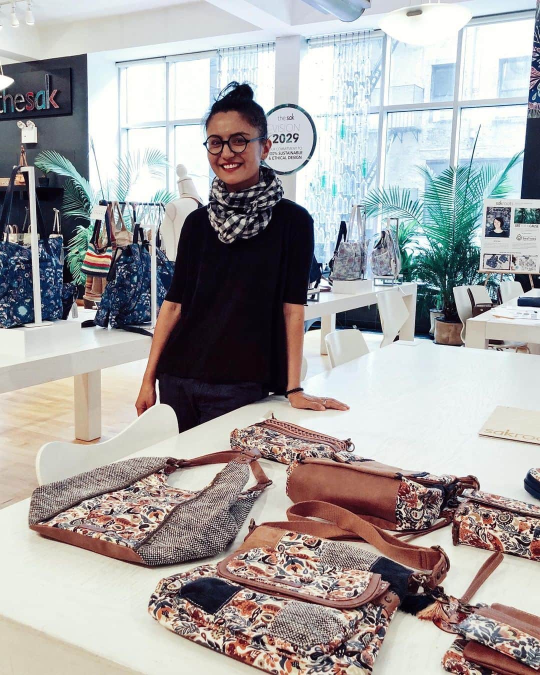 Dinara Mirtalipovaのインスタグラム：「I’m in NY for @sakroots 30th birthday celebration and today I have visited their design studio. We have just launched the most exciting line of bags “The Enchanted Forest”, please check it out @sakroots. 🌳Did you know that “The Enchanted Forest” collection supports @americanforests and makes charitable contributions to save the trees?! The line will also be available at mirdinara.com too, I will announce it once it’s here! Can’t wait!  #sakroots #enchantedforest #mirdinara #mirdinaraxsakroots」