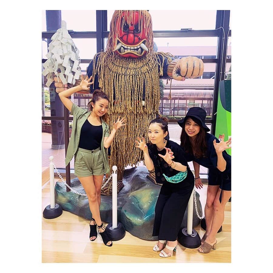荒牧陽子のインスタグラム：「2019.8.2  秋田﻿ ┈︎┈︎┈︎┈︎┈︎┈︎┈︎┈︎┈︎┈︎┈︎┈﻿ ︎※2枚目は4年前の写真です﻿ ﻿ 4年前の8月に秋田空港で撮った写真と﻿ リンクさせてみた！﻿ 👹の持ってるものとか、﻿ 床とか 4年前から変わってる✨﻿ ﻿ 羽田から秋田まで、1時間だった😳﻿ 🛩そんな近かったっけ！﻿ ﻿ 秋田でお世話になった皆さん、ありがとうございました！﻿ 次は9月15日に高橋優さんのフェス参加で秋田行きますよー！﻿ ┈︎┈︎┈︎┈︎┈︎┈︎┈︎┈︎┈︎┈︎┈︎┈﻿ #‪秋田 #秋田空港 #✈︎‬﻿ #荒牧陽子﻿ #つぼくみ﻿ #私の服もサンダルも4年前と似てる﻿ #違うものなんだよ！笑」
