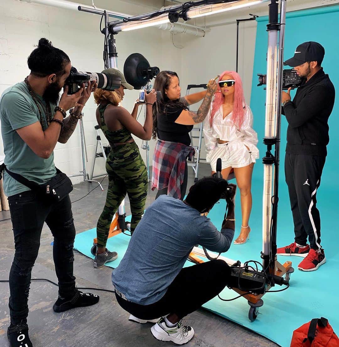 のインスタグラム：「Team work makes the dream work! ✨  So excited about this project I’ve been working on but can’t tell you just yet! Follow @shoplianev to be the first to know! 💕 Studio: @artlabphotostudio 📸: @shotbysham 💄: @nicholerayartistry 🎥: @mediamangy_isaac  @thekingdiverse」