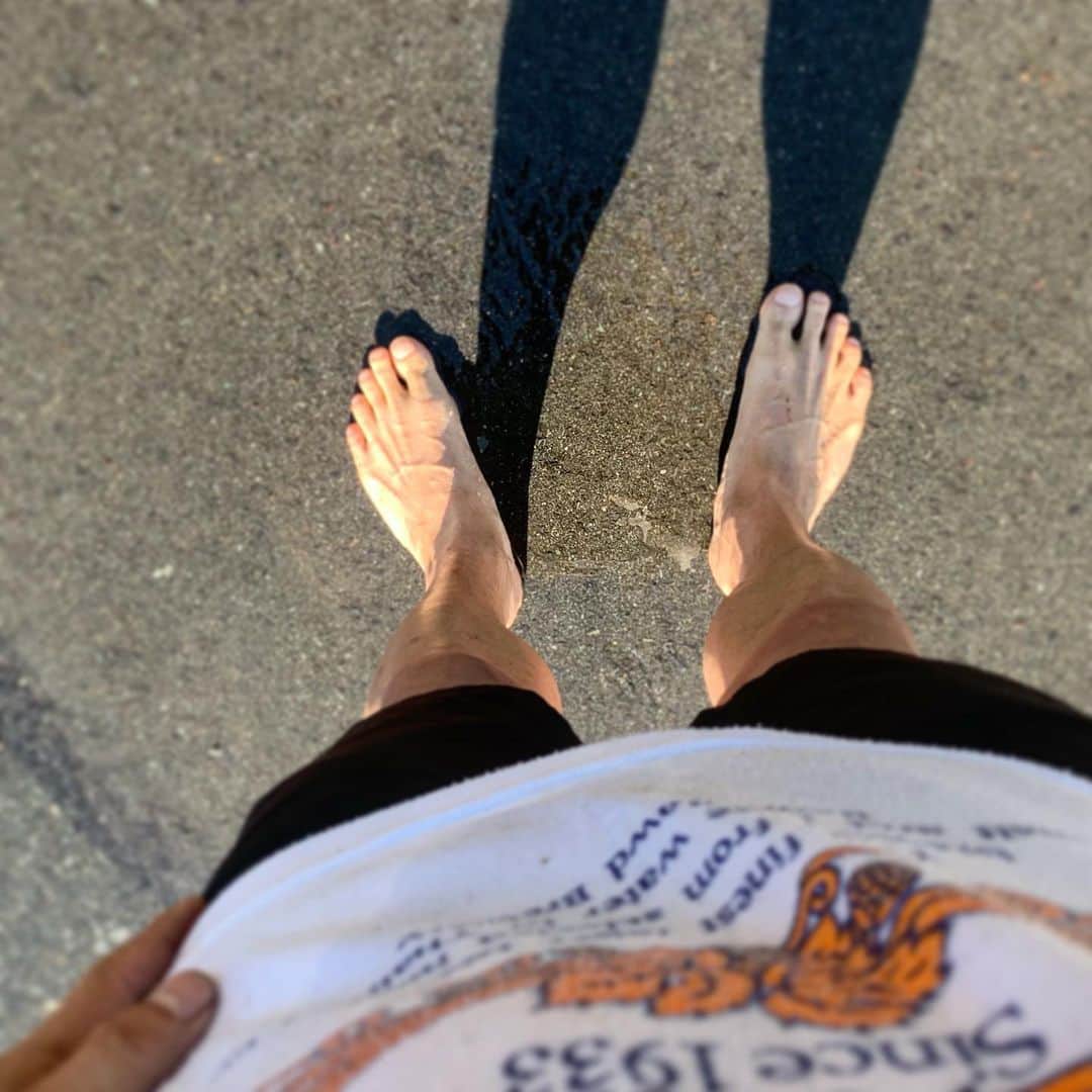 池内万作さんのインスタグラム写真 - (池内万作Instagram)「イースター島も今日で最後！ (ちょっとしつこいw ) というわけで朝ランを〜。 いつもは靴を持って走るんだけど今日は家に忘れてきたので、完全に裸足オンリー。 今日は8.5キロほど。 途中でまき水してあったのが気持ちよかったなぁ。 軽くはしゃいで犬のように足跡を残して走り去りましたとさ。 その足跡も太陽の日差しであっという間に消えていくのでしょう。 自分のように、人類のように。 人に夢とかいて儚いと読みますね、なんてのはまた別の話♪ 大手銀行に定期で一億円預けても年利はたったの一万円だと⁈ というのは完全に違うお話。 頭が熱で柔らかくなっているようです（笑）。 つーわけで皆さまも素晴らしい一日をお過ごし下さい(｀_´)ゞ #ランでした #stopデ部 #真鶴半島」8月9日 8時54分 - mandeshita