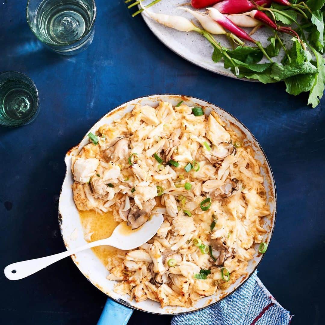 マーサ・スチュワートさんのインスタグラム写真 - (マーサ・スチュワートInstagram)「An elegant, crowd-pleasing dip for your not-so-average cookout. Fresh oysters are used to gild this creamy, cheesy crab dip, then the whole thing is baked until hot and golden. Serve with fresh vegetables or crostini and prepare for the "ooohs" and "ahhs." Grab the recipe at the link in bio. 📷: @vangsterama」8月9日 9時01分 - marthastewart