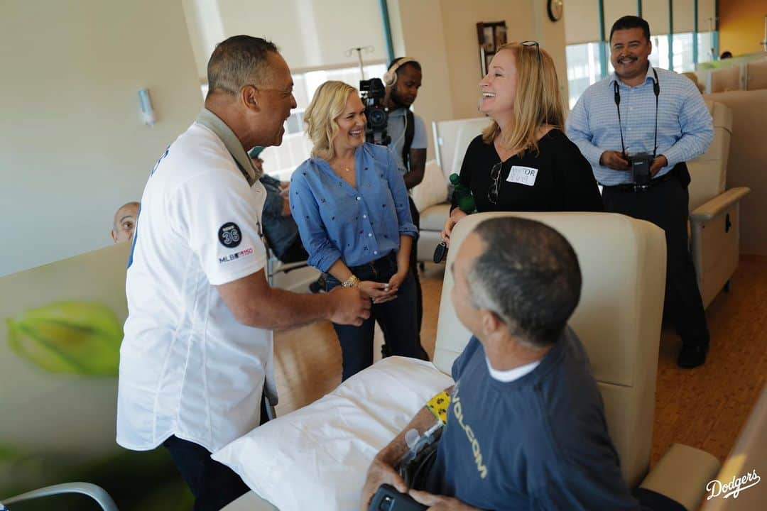 Los Angeles Dodgersさんのインスタグラム写真 - (Los Angeles DodgersInstagram)「Dave Roberts tried to lift the spirits of cancer patients earlier this week during a visit to @uclahealth Santa Monica Infusion Center.」8月9日 8時58分 - dodgers