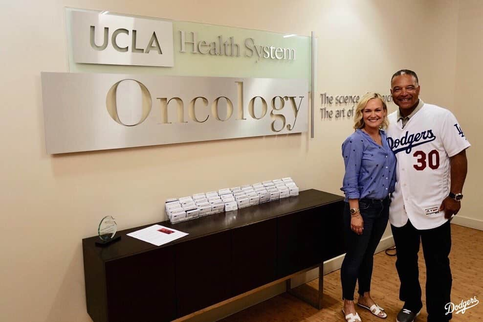 Los Angeles Dodgersさんのインスタグラム写真 - (Los Angeles DodgersInstagram)「Dave Roberts tried to lift the spirits of cancer patients earlier this week during a visit to @uclahealth Santa Monica Infusion Center.」8月9日 8時58分 - dodgers