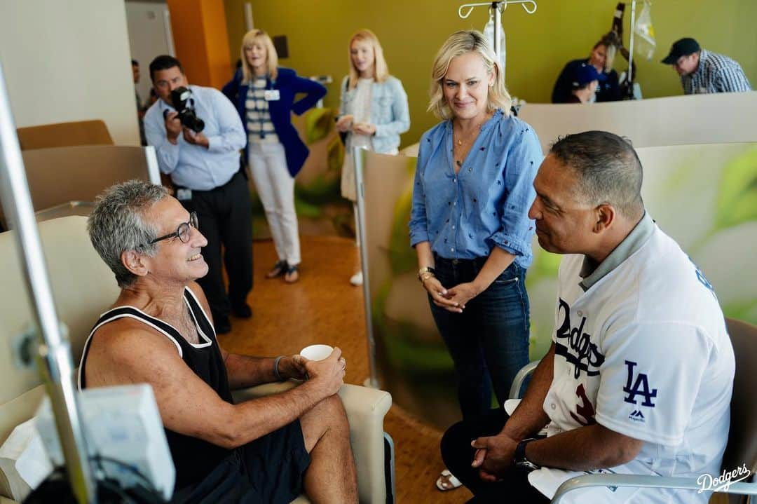 Los Angeles Dodgersさんのインスタグラム写真 - (Los Angeles DodgersInstagram)「Dave Roberts tried to lift the spirits of cancer patients earlier this week during a visit to @uclahealth Santa Monica Infusion Center.」8月9日 8時58分 - dodgers