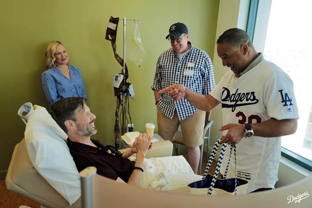 Los Angeles Dodgersさんのインスタグラム写真 - (Los Angeles DodgersInstagram)「Dave Roberts tried to lift the spirits of cancer patients earlier this week during a visit to @uclahealth Santa Monica Infusion Center.」8月9日 8時58分 - dodgers