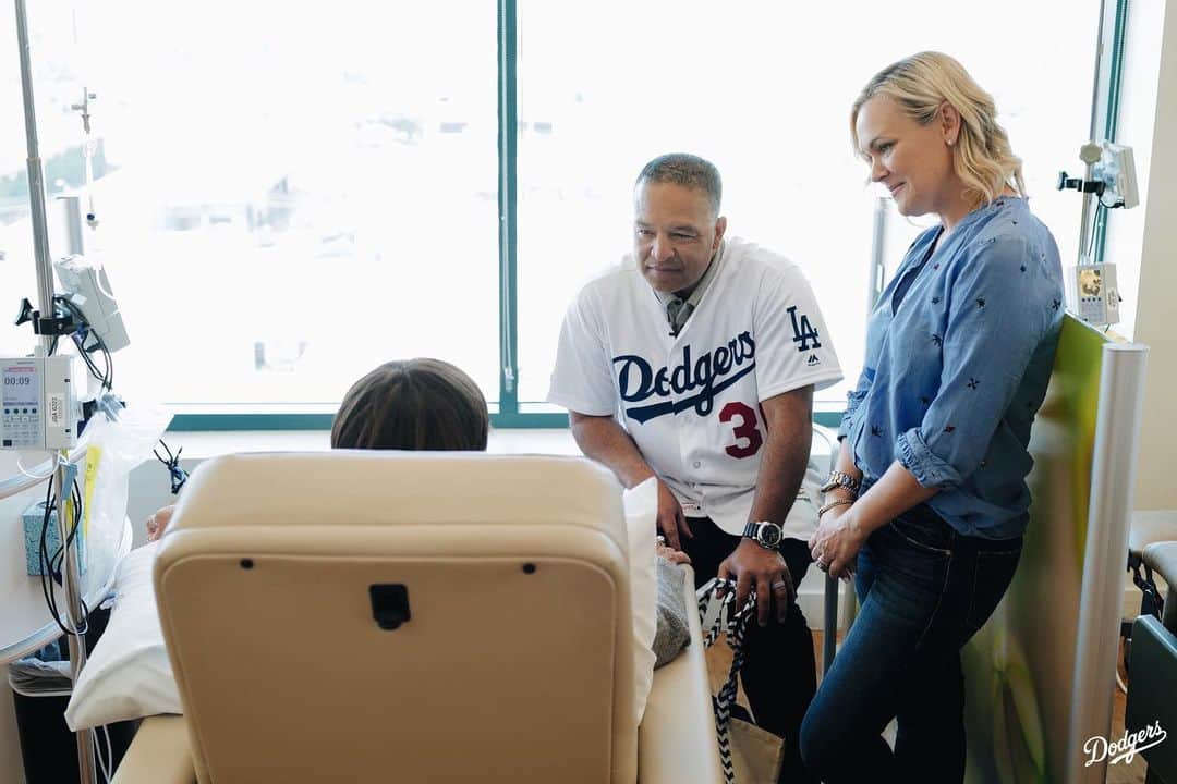 Los Angeles Dodgersさんのインスタグラム写真 - (Los Angeles DodgersInstagram)「Dave Roberts tried to lift the spirits of cancer patients earlier this week during a visit to @uclahealth Santa Monica Infusion Center.」8月9日 8時58分 - dodgers