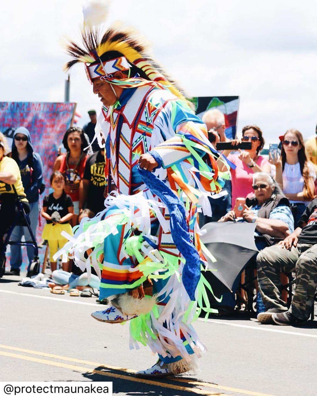 ジェイソン・モモアさんのインスタグラム写真 - (ジェイソン・モモアInstagram)「ONE TRIBE.  Human race.  A huge mahalo to the members of the Standing Rock Sioux Tribe that came to the mauna yesterday to share their dances, support, love & solidarity with us. It means a lot for the people of standing rock to come to the mauna because we have kanaka here who have stood and stayed on their frontlines as well. That’s what it’s all about, standing with eachother and being there for eachother in times of need. 📸: @kapzphotography」8月9日 9時09分 - prideofgypsies