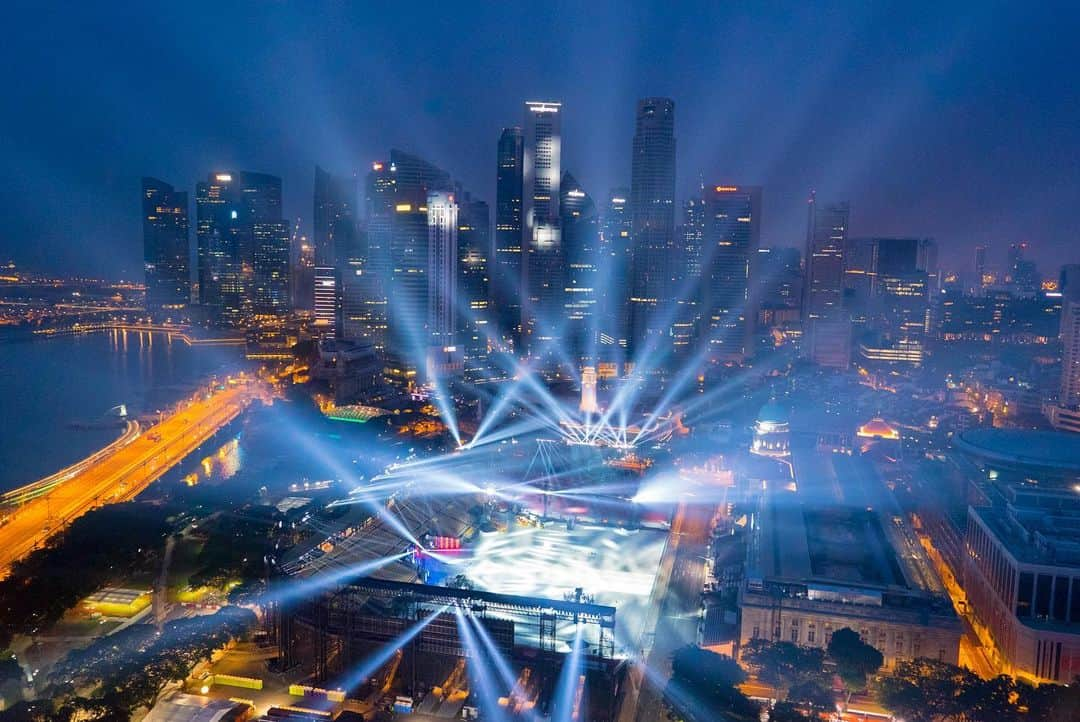 thephotosocietyさんのインスタグラム写真 - (thephotosocietyInstagram)「Photo by @yamashitaphoto // A view of Singapore on the eve of the 2015 Jubilee celebration which marked the 50th anniversary of Singapore's independence from Malaysia in 1965. Happy National Day of Singapore, celebrated each year on August 9th.  #independenceday #singaporenationalday #singaporecity @sonysingapore @leehsienloong @maritime_sg @temasekseen」8月9日 9時01分 - thephotosociety