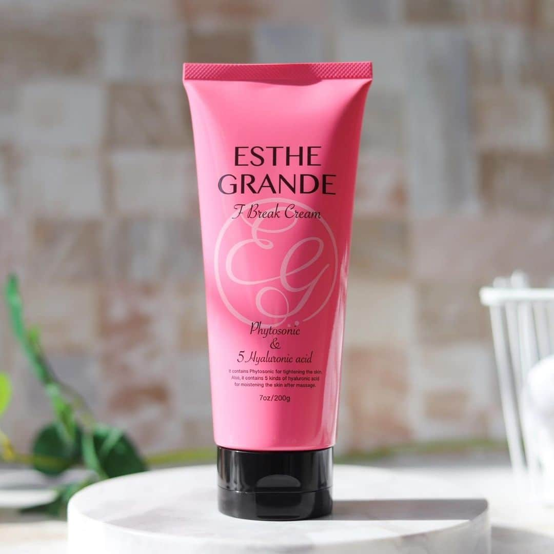 EstheGrande（エステグランデ）のインスタグラム：「フランス生まれのボタニカル引き締め成分を配合🇫🇷 女性の悩みの1つである足のむくみや、 皮膚表面の凹凸に力を 発揮する美容成分💆‍♀️ 全身マッサージで血行を良くし、 新陳代謝の活性をサポート💕  #esthegrande #エステグランデ #ボディクリーム #引き締めボディ #保湿クリーム #ボディメイク #女子力アップ #美 #セルライト #ご褒美」