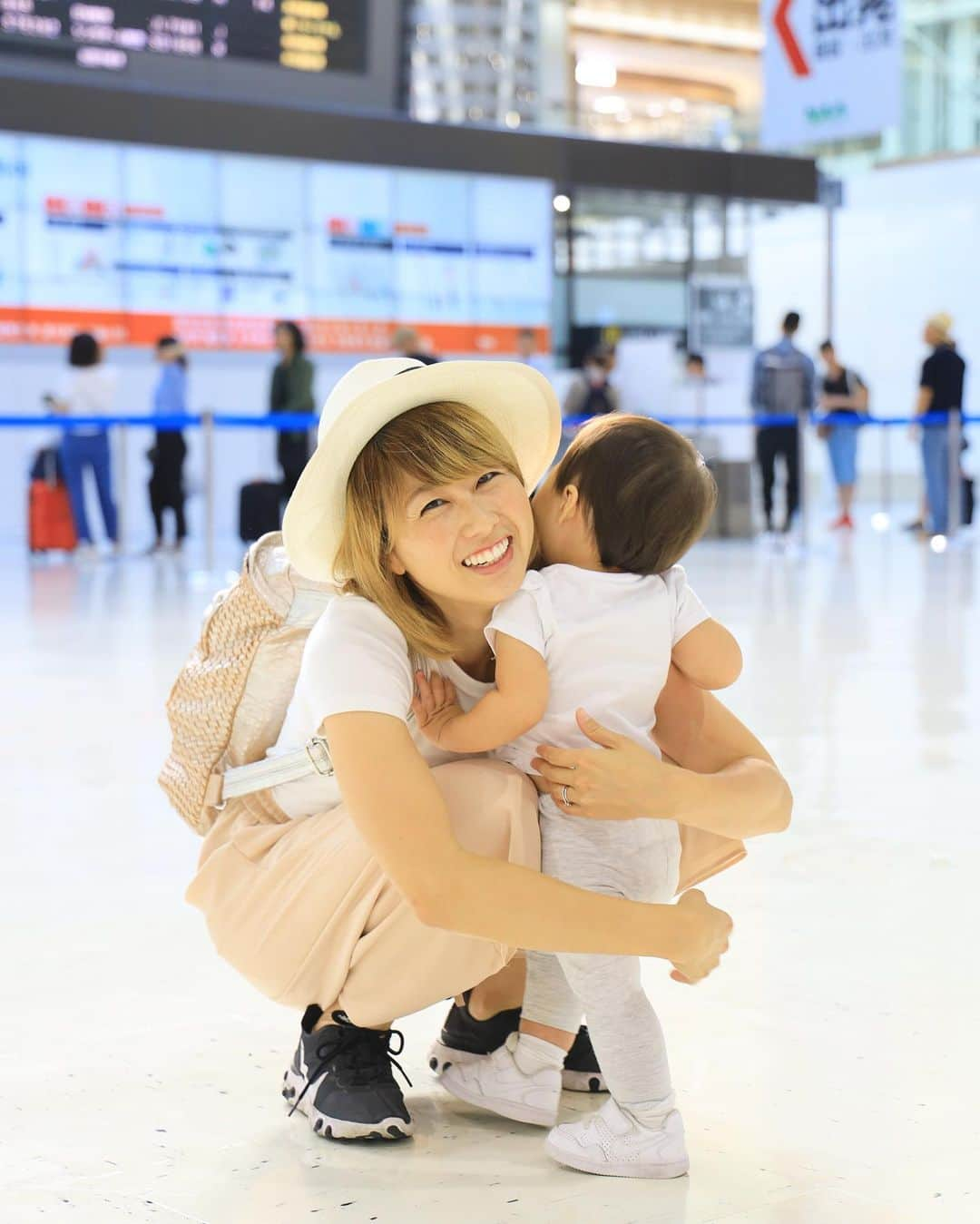 吉田ちかさんのインスタグラム写真 - (吉田ちかInstagram)「Airport hug! Pudding seems to think I’m leaving her this time lol I’m not leaving! We’re all going to Guam together silly! Working with the Guam Visitors Bureau to make some travel videos!! ﻿ ﻿ 空港で急にハグしてくるプリン、今度はママが行っちゃうと思っているのかなw 行かないよ！一緒にグアムに行くんだよ❤️ グアム政府観光局とのコラボでまたまた新しいちか旅が始まります✈️ ﻿ ﻿ #2枚目  #なんだ😆 #一緒に行くのね🍮💕 #プチ移住は秋から #今週末から動画復活予定 #今月来月イベント開催予定 #近々告知します 😊﻿ ﻿」8月9日 9時11分 - bilingirl_chika