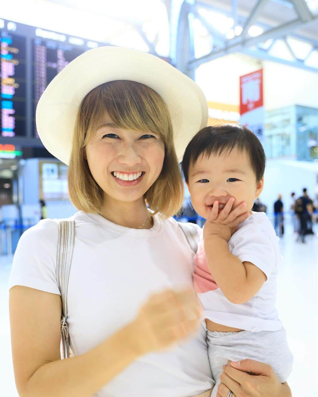 吉田ちかさんのインスタグラム写真 - (吉田ちかInstagram)「Airport hug! Pudding seems to think I’m leaving her this time lol I’m not leaving! We’re all going to Guam together silly! Working with the Guam Visitors Bureau to make some travel videos!! ﻿ ﻿ 空港で急にハグしてくるプリン、今度はママが行っちゃうと思っているのかなw 行かないよ！一緒にグアムに行くんだよ❤️ グアム政府観光局とのコラボでまたまた新しいちか旅が始まります✈️ ﻿ ﻿ #2枚目  #なんだ😆 #一緒に行くのね🍮💕 #プチ移住は秋から #今週末から動画復活予定 #今月来月イベント開催予定 #近々告知します 😊﻿ ﻿」8月9日 9時11分 - bilingirl_chika