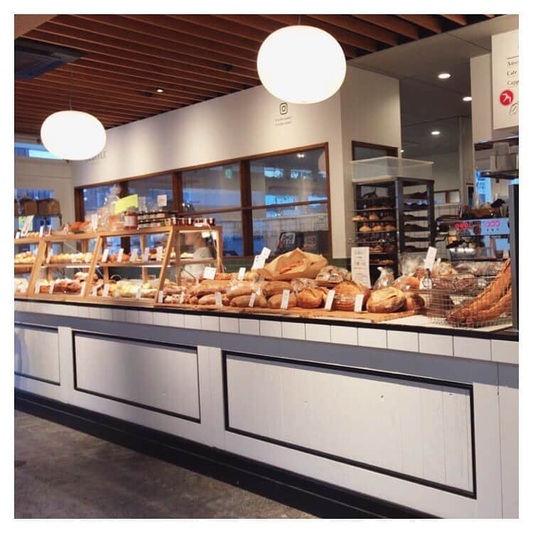 金城茉奈さんのインスタグラム写真 - (金城茉奈Instagram)「みなさんおはようございます。 本日のパンは「Truffle Bakery」 〝ほんの少しの幸せを贅沢を気兼ねなく〟をお届けしているパン屋さん。  今回購入したのは2つ。 人気no.1の白トリュフの塩パン。 たっぷりの自家製トリュバターにトリュフオイル、トリュフ塩とまるでもうトリュフに包まれたようなパン。 もともとトリュフに馴染みがありませんが香りがふわっと…バターがじゅわじゅわっでもっちりとしていてそこに塩加減が良く美味しかったです。 シナモンロールも珍しく上にちょこんとクリームが乗っていて可愛くてつい。 トリュフの卵サンドイッチも食べて見たいな〜。 パンの種類も豊富で、こだわりを感じるパン屋さんでした。 #trufflebakery #トリュフべーカリー #三軒茶屋##東京パン巡り#パン屋さん#シナモンロール#塩トリュフの塩パン」8月9日 9時13分 - mn75aa