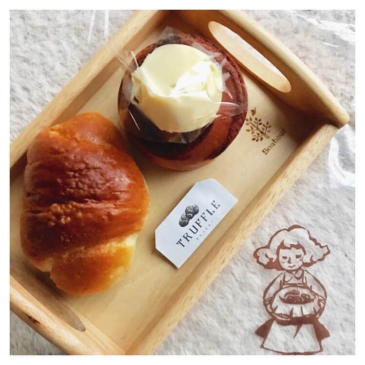 のインスタグラム：「みなさんおはようございます。 本日のパンは「Truffle Bakery」 〝ほんの少しの幸せを贅沢を気兼ねなく〟をお届けしているパン屋さん。  今回購入したのは2つ。 人気no.1の白トリュフの塩パン。 たっぷりの自家製トリュバターにトリュフオイル、トリュフ塩とまるでもうトリュフに包まれたようなパン。 もともとトリュフに馴染みがありませんが香りがふわっと…バターがじゅわじゅわっでもっちりとしていてそこに塩加減が良く美味しかったです。 シナモンロールも珍しく上にちょこんとクリームが乗っていて可愛くてつい。 トリュフの卵サンドイッチも食べて見たいな〜。 パンの種類も豊富で、こだわりを感じるパン屋さんでした。 #trufflebakery #トリュフべーカリー #三軒茶屋##東京パン巡り#パン屋さん#シナモンロール#塩トリュフの塩パン」
