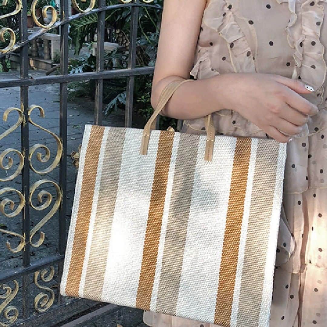 maison de LATIRのインスタグラム：「大きめで大容量のトートバッグは大人カジュアルコーデの必須アイテム。 マチが広めなので見た目以上に収納できるのも嬉しい。 春夏の開放的なお出かけにもピッタリのおしゃれなバッグ👜✨🌻 . お求めはコチラから▼▼ @maison_de_latir #maison_de_latir #https://shop-list.com/women/brand/maison-de-latir/」