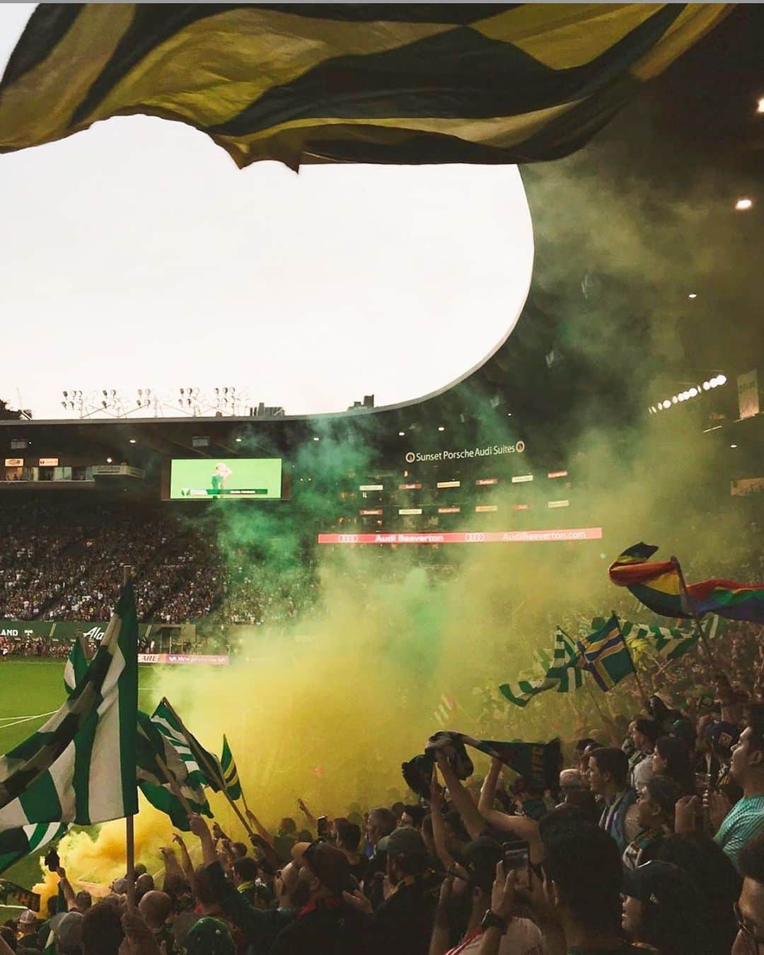 Portlandさんのインスタグラム写真 - (PortlandInstagram)「Team Spirit is year round here in Portland. Whether you cheer for our Thorns & Timbers, or our Trailblazers, we have a pretty awesome fan base here in Portland! - 📍: Providence Park 📷:@kevinndoeee - #Portland #PDX #TIMBERS」8月9日 9時22分 - portland