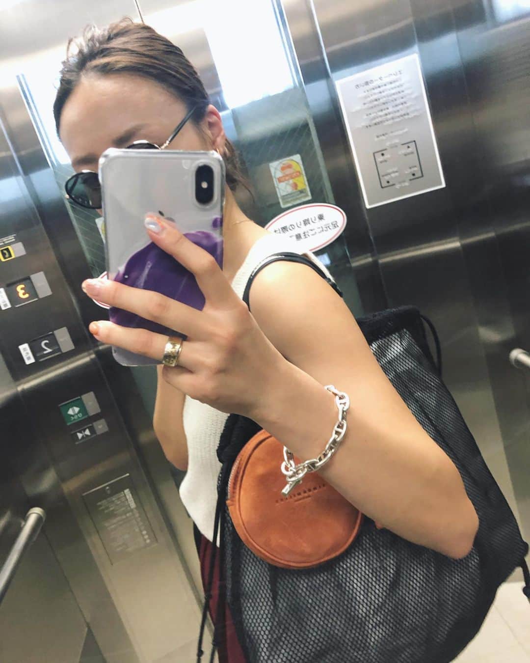 野尻美穂のインスタグラム：「丸いの付けたらかわいくなった🥰 最近相方が忙しくエレベーター率が高めです。とほほ なんとwaiシリーズ、今日からセールになってます🥺皆様この機会にぜひ😚（無い物も多いのですが😭🙏 #wai_ships #mihonano #暑い眠いおはよう」