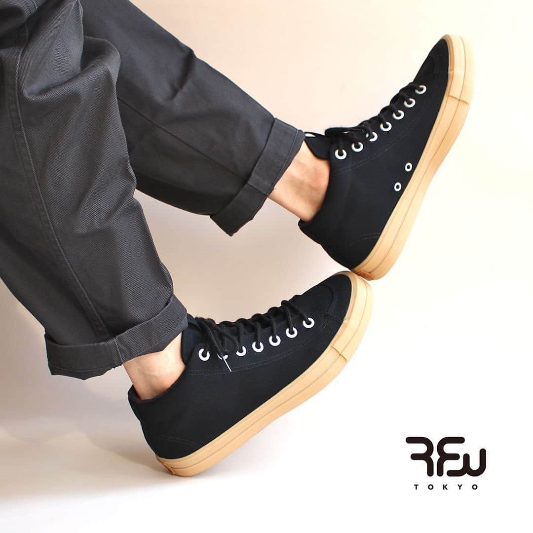 アールエフダブリューさんのインスタグラム写真 - (アールエフダブリューInstagram)「【RFW 2019AW】  BAGEL-MID HERITAGE -Black Gum-  2019年秋冬新作コレクションから、 ヘリテージシリーズに新色が仲間入り！  春夏からの新モデルBAGEL-MID HERITAGE 今季はブラックキャンバスにガムソールを搭載した "ブラックガム"が新登場。 自然な風合いとガムソールの相性も良く、 様々なコーディネートに対応出来ます。  こちらのカラーはSANDWICH-LO HERITAGEでも新登場！  全国の展開店鋪、RPM、ONLINE SHOPでお求めいただけます。 よろしくお願い致します。  2019 autumn-winter collection,  from our HERITAGE series new color is out !  Continuation from our spring-summer model BAGEL-MID HERITAGE This season, black canvas upper and natural color gum sole. "Black Gum" color code is out.  Simple design for your everyday casual wear.  Also comes in SANDWICH-LO HERITAGE model !  Selling at Nationwide dealer shop, RPM, ONLINE SHOP. Check out link below for more information.  www.rfwtokyo.com @rfwtokyo  #rfw #rfwtokyo #rhythmfootwear #sneaker #sneakers #kicks #instashoes #instakicks #sneakerhead #sneakerheads #nicekicks #sneakerfreak #kickstagram #2019aw #autumn #winter #renewal #20th #aniversary #tokyo #shibuya #東京 #渋谷 #rpm #rhythmprimarymarket」8月9日 9時27分 - rfwtokyo