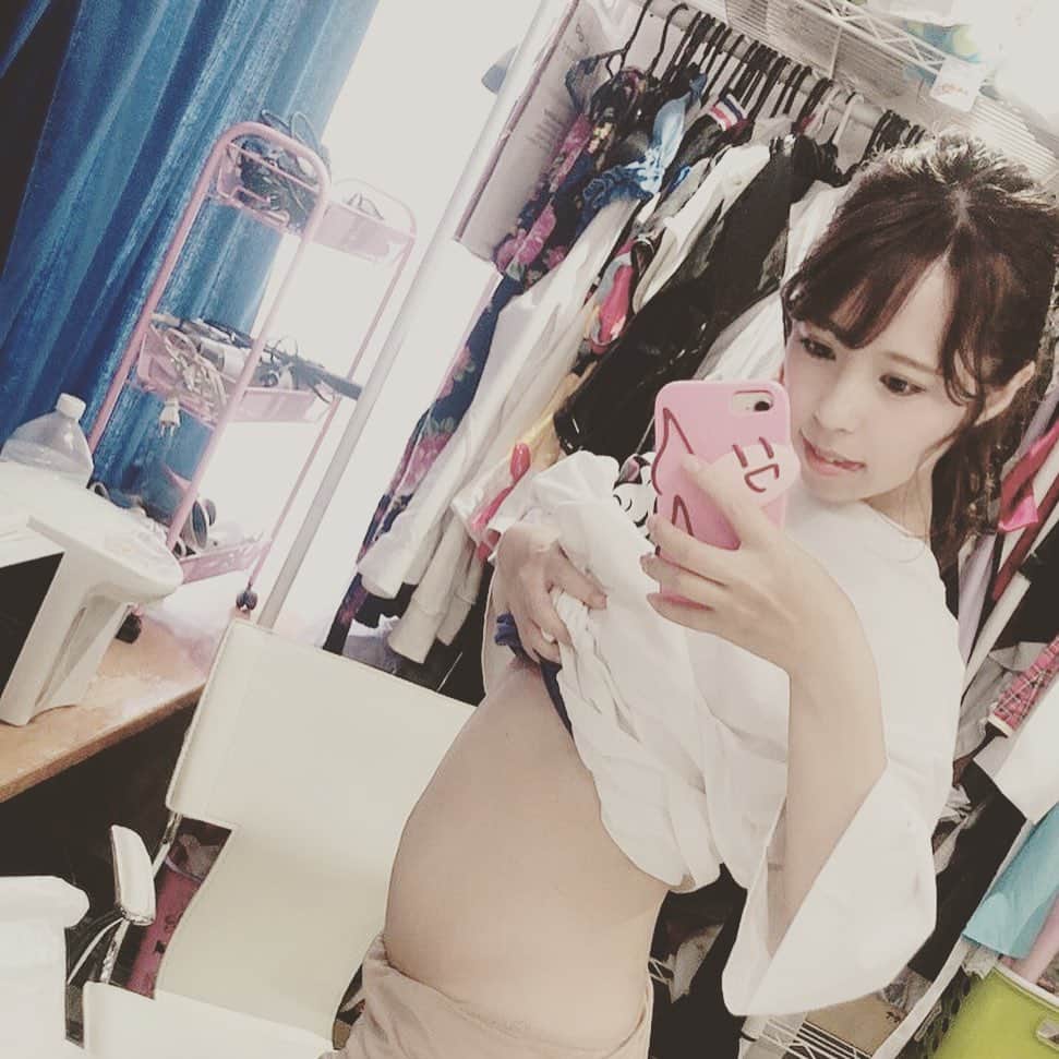 河西あみさんのインスタグラム写真 - (河西あみInstagram)「そういえば、インスタで報告してませんでした‼️ 妊娠して今6ヶ月目‼️ 東京を離れて地元福岡で出産休暇中です❤️ I'm 6-month pregnant. on maternity leave😊❤️ I'm single😢😢 I'll do what I'm supposed to do. I need your encouragement and help sometime💪💪 #妊娠6ヶ月 #マタニティ #matanity  #fukuoka」8月9日 9時28分 - ami_kasai_japan