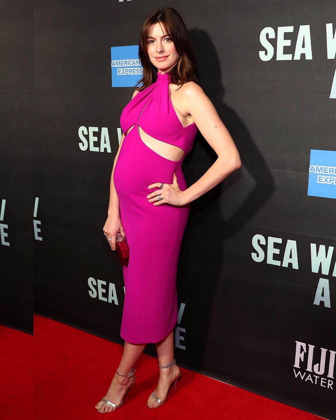 Just Jaredさんのインスタグラム写真 - (Just JaredInstagram)「@annehathaway wears custom @brandonmaxwell while debuting her baby bump on the red carpet at the Broadway opening of “Sea Wall/A Life.” #AnneHathaway #BrandonMaxwell #SeaWallALife Photo: Gettt」8月9日 9時28分 - justjared