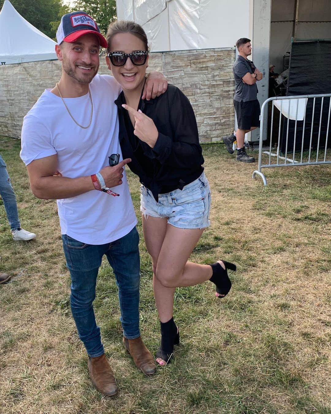 ヴィクトリア・ダフィールドのインスタグラム：「You’re lookin at the @bootsandhearts Emerging Artist Showcase WINNER! So proud to Stage Performance Coach this show. @itsjustintyler took home the win and is now opening up for @kanebrown_music on Main Stage on Sunday! Let’s go!!!」