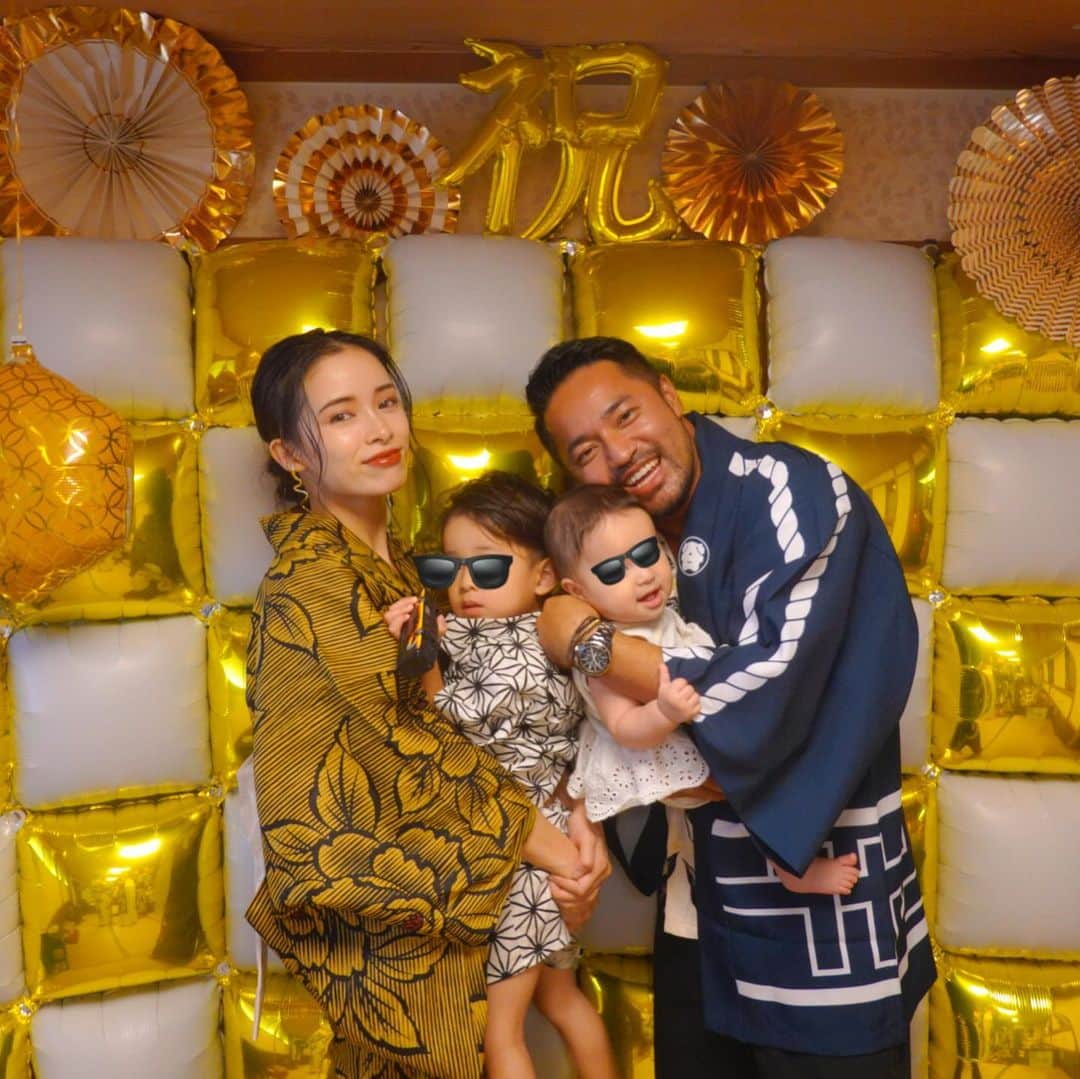 尾崎紗代子さんのインスタグラム写真 - (尾崎紗代子Instagram)「息子の顔私似。娘の顔旦那似。 息子おっとり。娘強気。 既に妹に泣かされまくってるお兄ちゃん。 やっぱ 生まれ持った性格ってあるなあ〜 . #baby  #momlife #mommylife #mommy #kidsgram_tokyo #babyphotography #babyphoto  #ママリ #育児 #男の子ママ #女の子ママ #コドモノ #ベビフル #mamanoko #ママライフ  #２歳 #0歳  #二人育児 #motherof2 #motherhood #和服 #家族写真 #yukata #浴衣 #kimono #japanesefamily」8月9日 9時38分 - osayo_osayo
