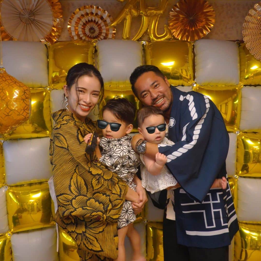 尾崎紗代子さんのインスタグラム写真 - (尾崎紗代子Instagram)「息子の顔私似。娘の顔旦那似。 息子おっとり。娘強気。 既に妹に泣かされまくってるお兄ちゃん。 やっぱ 生まれ持った性格ってあるなあ〜 . #baby  #momlife #mommylife #mommy #kidsgram_tokyo #babyphotography #babyphoto  #ママリ #育児 #男の子ママ #女の子ママ #コドモノ #ベビフル #mamanoko #ママライフ  #２歳 #0歳  #二人育児 #motherof2 #motherhood #和服 #家族写真 #yukata #浴衣 #kimono #japanesefamily」8月9日 9時38分 - osayo_osayo