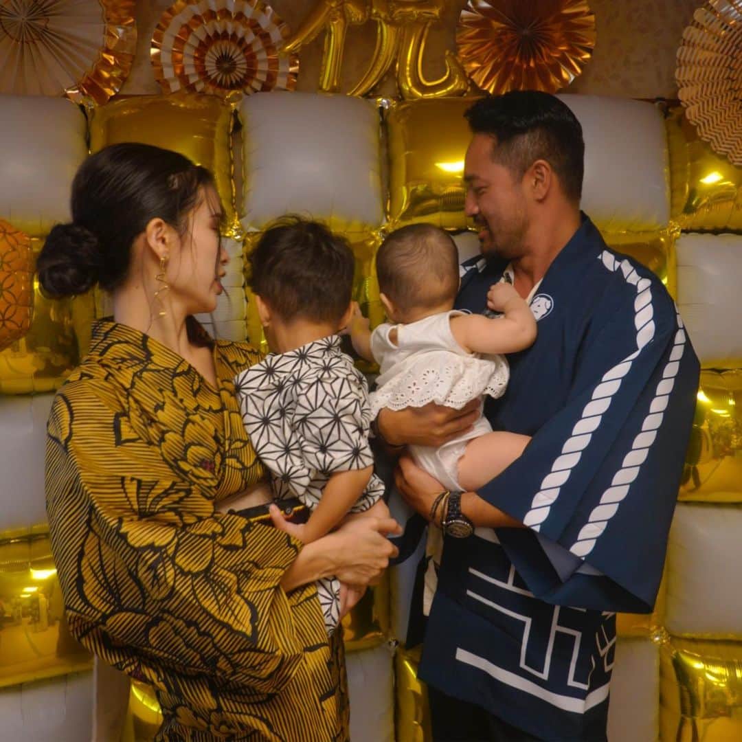 尾崎紗代子さんのインスタグラム写真 - (尾崎紗代子Instagram)「息子の顔私似。娘の顔旦那似。 息子おっとり。娘強気。 既に妹に泣かされまくってるお兄ちゃん。 やっぱ 生まれ持った性格ってあるなあ〜 . #baby  #momlife #mommylife #mommy #kidsgram_tokyo #babyphotography #babyphoto  #ママリ #育児 #男の子ママ #女の子ママ #コドモノ #ベビフル #mamanoko #ママライフ  #２歳 #0歳  #二人育児 #motherof2 #motherhood #和服 #家族写真 #yukata #浴衣 #kimono #japanesefamily」8月9日 9時38分 - osayo_osayo