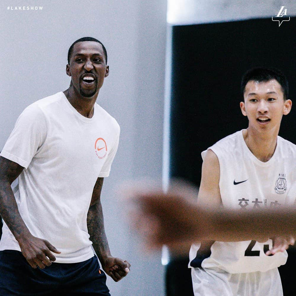 Los Angeles Lakersさんのインスタグラム写真 - (Los Angeles LakersInstagram)「Our guy @caldwellpope with the future generation of hoopers at @Nike HQ in China. #LakeShow」8月9日 9時43分 - lakers