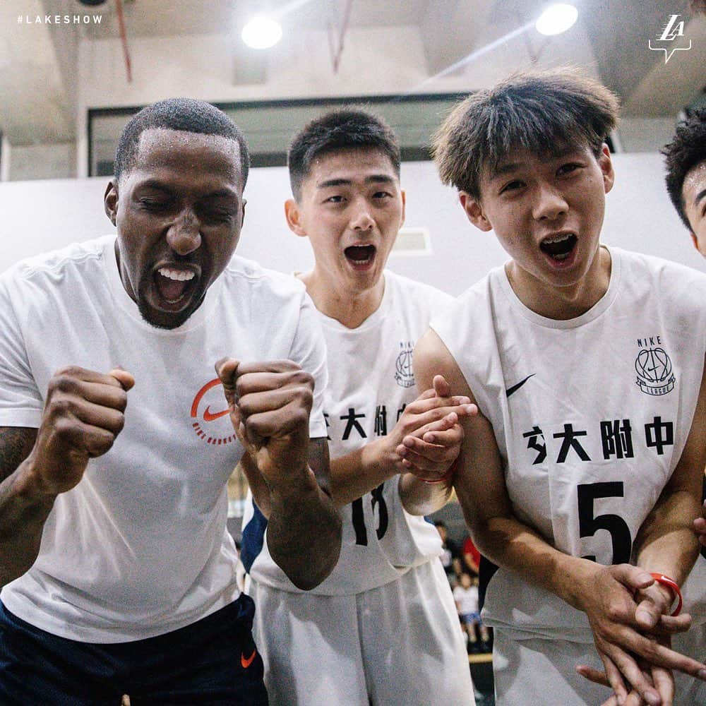 Los Angeles Lakersさんのインスタグラム写真 - (Los Angeles LakersInstagram)「Our guy @caldwellpope with the future generation of hoopers at @Nike HQ in China. #LakeShow」8月9日 9時43分 - lakers