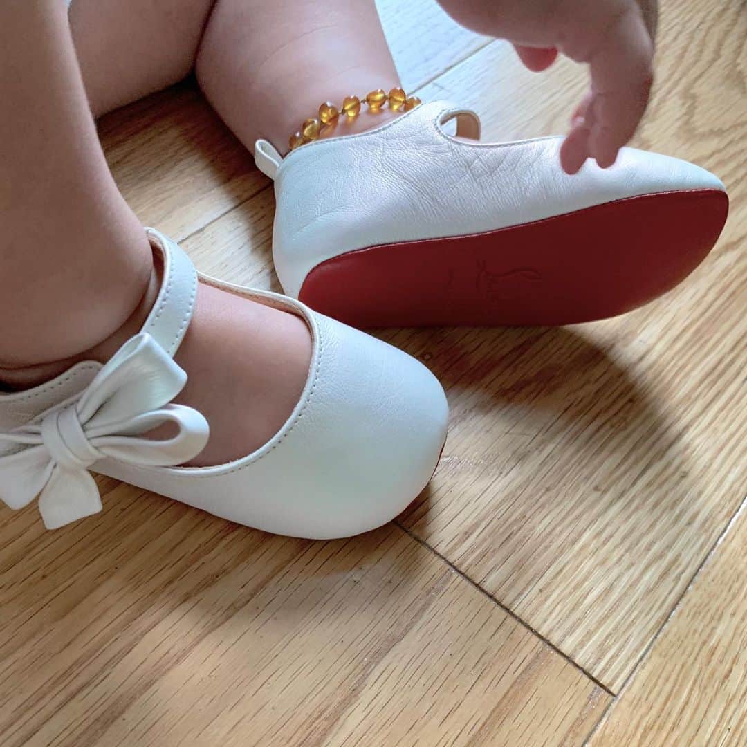 のインスタグラム：「.﻿ 最近立ちあがる度に両手をパチパチさせて嬉しそうな娘、そろそろ靴の練習してみようと思って日本へ帰国したとき裕子からギフトでもらった素敵な靴を履かせてみたよ。ムチムチの足にリボンが何とも可愛い過ぎる💕﻿ この靴は履けなくなってもずっと飾っておきたいなあ。 ﻿#louboutinbaby #firstshoes  #baby #nyc #11monthold ﻿ #生後11ヶ月 #海外育児 ﻿ #ニューヨーク」