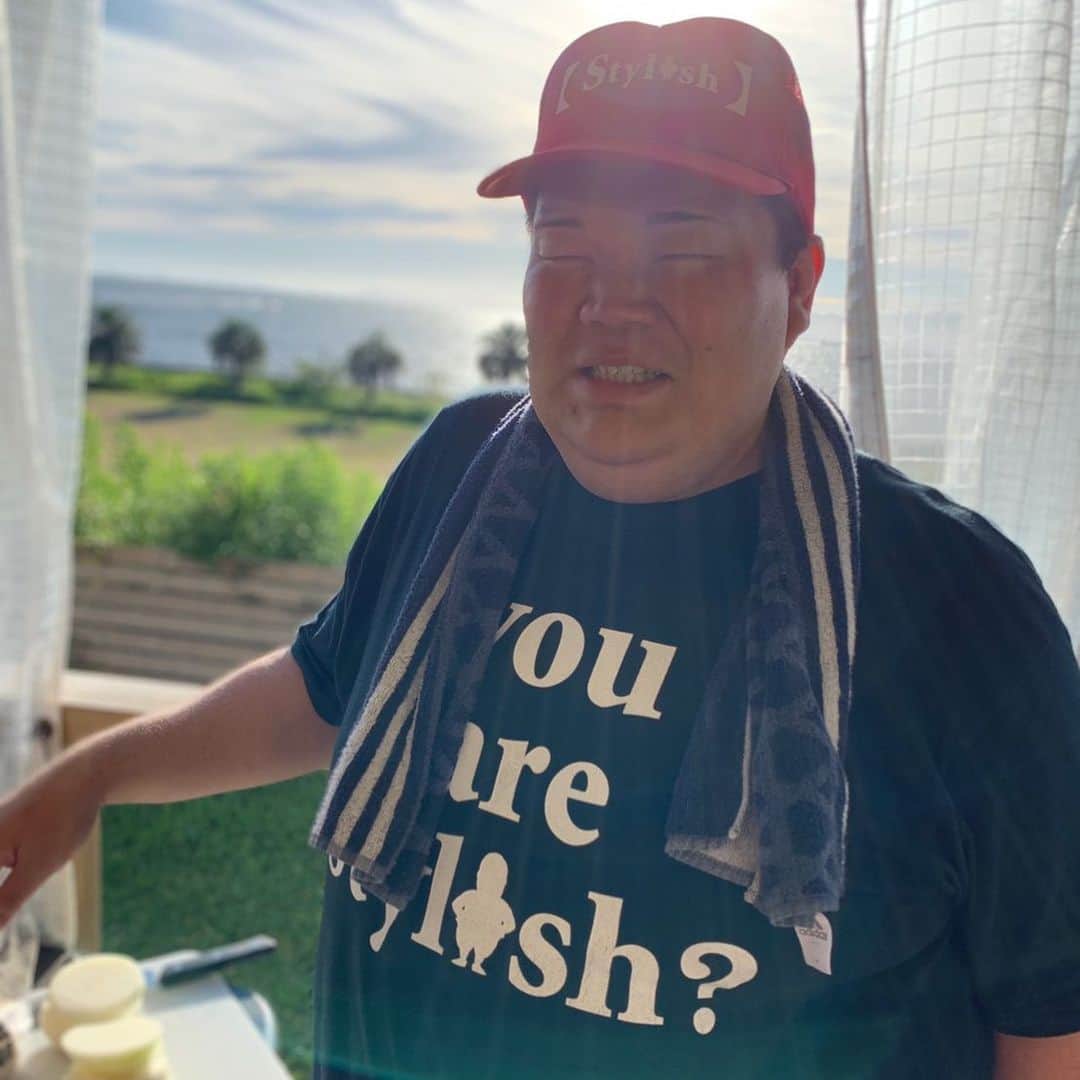 カバのインスタグラム：「‪おはようございます！‬ ‪皆さま、沢山のお祝いコメント本当にありがとうございます！これを力に変えて頑張ります🙏✨今日はこれから栃木に行かせて頂きますので、順にコメント返させて頂きます️✨‬ ‪本日も暑くて写真のようにお手本のような辛そうな顔をしてますが、心は晴々としてますのでご心配なく🙆‍♂️🎉‬ . #暑過ぎてお手本のような #辛そう顔 #ただ心は晴々してます #そんなもんよ #今日も宜しくお願いしますね」
