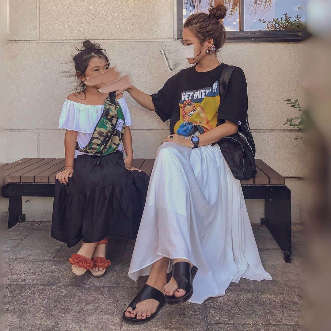 natsupoo0315さんのインスタグラム写真 - (natsupoo0315Instagram)「・ こないだ👧🏻と上下白黒かぶってたからパシャ🥴❤️ ・ わたしは最近ケープで固めてるから普通やけど 髪の毛ブッファーなるくらい強風〜😇 ・ ・ @r.habit あかねちんのフリンジピアス おかわ😇❤️ あんま見えんからズームして見てね←なんだそれ😂 ・ ・ ・ ・ #おやこーで#親子コーデ#リンクコーデ#親子リンクコーデ#コーデ#プチプラコーデ#プチプラ#スナップミー#ママコーデ#ママファッション#大人カジュアル#カジュアル#お洒落さんと繋がりたい#お洒落な人と繋がりたい#ママリ#いつかのコーデ#WEAR更新#ootd#mamagirl#mineby3mootd#fashion#locari#mamafashion#likeforlikes#instafashion#instagood#instalike」8月9日 9時50分 - natsupoo