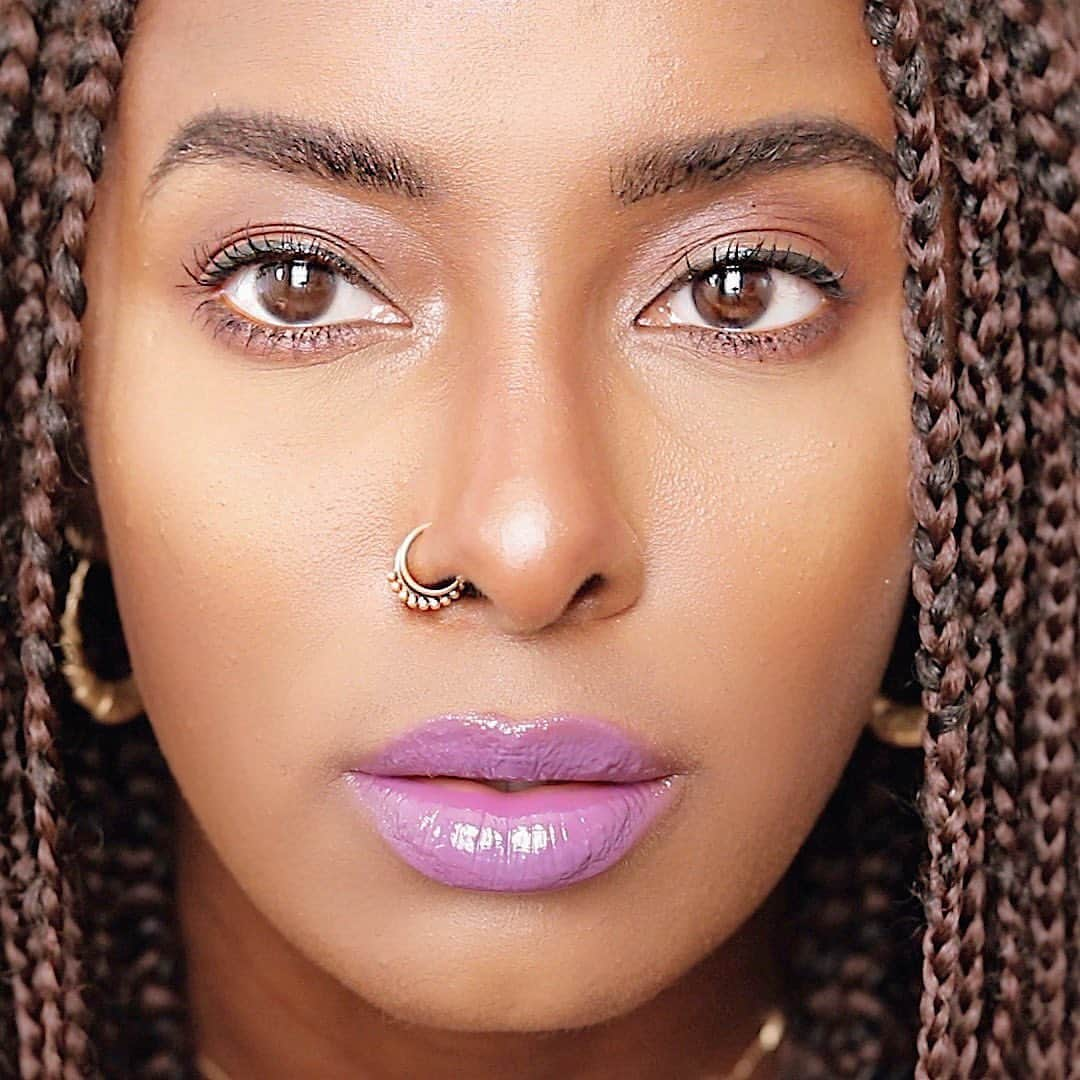 Revlonさんのインスタグラム写真 - (RevlonInstagram)「The mood = winning 🏆 . @Brosiaaa wears #UltraHD Vinyl Lip Polish in Game On . #makeupoftheday #motd #lipcolor #boldlips #purplelipstick」8月9日 10時01分 - revlon