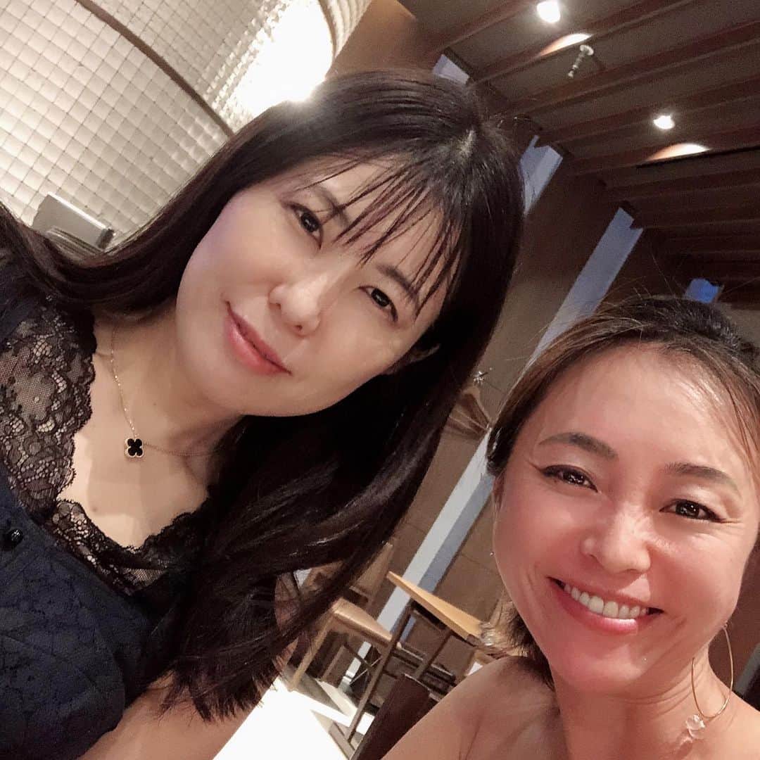 黒田愛美さんのインスタグラム写真 - (黒田愛美Instagram)「昨晩は #銀座ソラリアクリニック  納涼会😊 今は月一回だけお手伝いさせて頂いてるけど、ここの #乳歯歯髄幹細胞上清液 は本当にすごい‼️ 加藤先生と古賀先生が益々若返っててびっくりしました😆 #点鼻 でできるのもメリットで、私もやっぱりやろー❣️ こらからきっと更に沢山の人を救えますね✨✨ 色々新しい情報も知れてよかった✨ 久々の小籠包→カラオケ🎤も楽しかった😄 #美容アンチエイジング専門医  #黒田愛美」8月9日 9時54分 - kurodaaimi