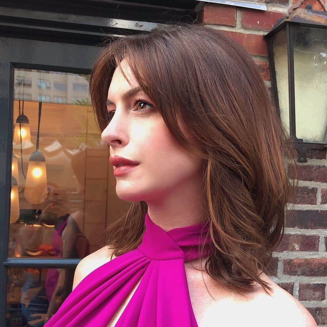 Lacy Redwayさんのインスタグラム写真 - (Lacy RedwayInstagram)「✨ Anne Hathaway ✨ tonight .  Makeup by @genevieveherr  Styled by @erinwalshnyc  Hair by me #HairByLacyRedway #annehathaway」8月9日 10時03分 - lacyredway