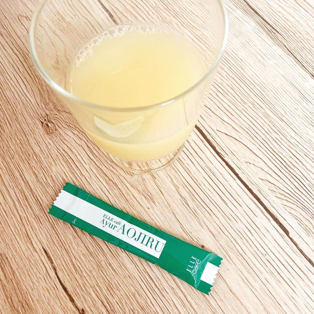 梅園アマンダのインスタグラム：「朝はりんごジュースと青汁🍎🌿 . 先日、秋卒業がかかった試験なのに、違う教室で違う試験を受けてしまうというミラクルドジっ子を発揮して以来、ヘルシー志向になりました。関連性はわかりませんが、とても良い変化。 . 今日は念願の #pilates にいってきます🤸🏻‍♀️✨ . #ayuraojiru #乳酸菌 #青汁 #インナーケア」