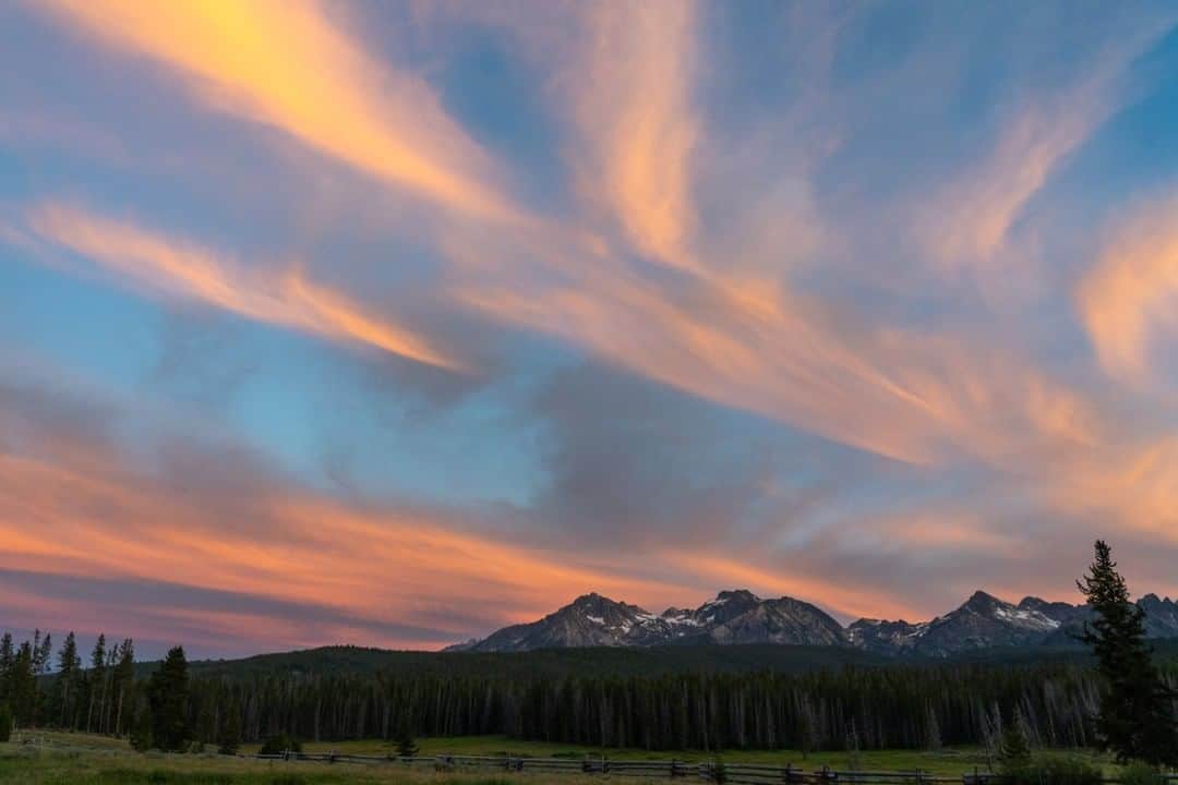 National Geographic Travelさんのインスタグラム写真 - (National Geographic TravelInstagram)「Photo by @Sofia_Jaramillo5 | The sun sets over the Sawtooth Mountains near Stanley, Idaho. The Sawtooths are a mountain range of the Rocky Mountains in central Idaho reaching a maximum elevation of 10,751 feet at the summit of Thompson Peak. For more photos from Idaho follow @sofia_jaramillo5. #idaho #travelusa #mountainsarecalling」8月9日 10時07分 - natgeotravel