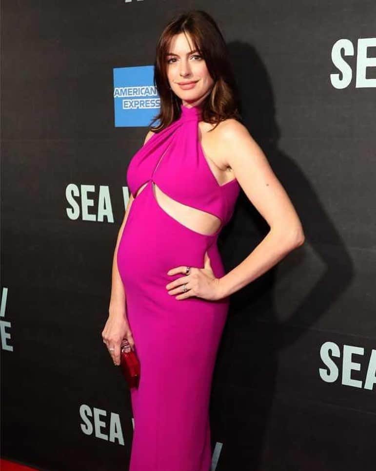 E! Onlineさんのインスタグラム写真 - (E! OnlineInstagram)「Anne Hathaway and her baby bump. That's all. (📷: Getty Images)」8月9日 10時07分 - enews