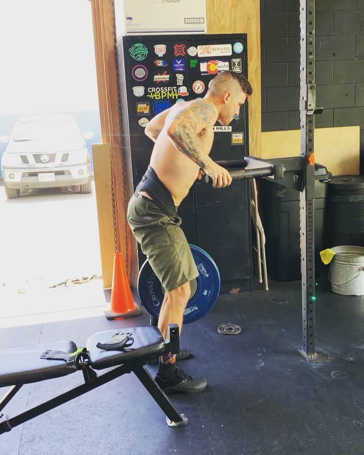 ザッキー・ヴェンジェンスのインスタグラム：「Thirsty Thursday gains 🍸🍹🥃 😂 #160lbs #dips #fitness #weighteddips #pr #crossfitkailua #paradise #tattoos #noshirt #abs #oahu #luckywelivehi #letsgo #musician #sweat」