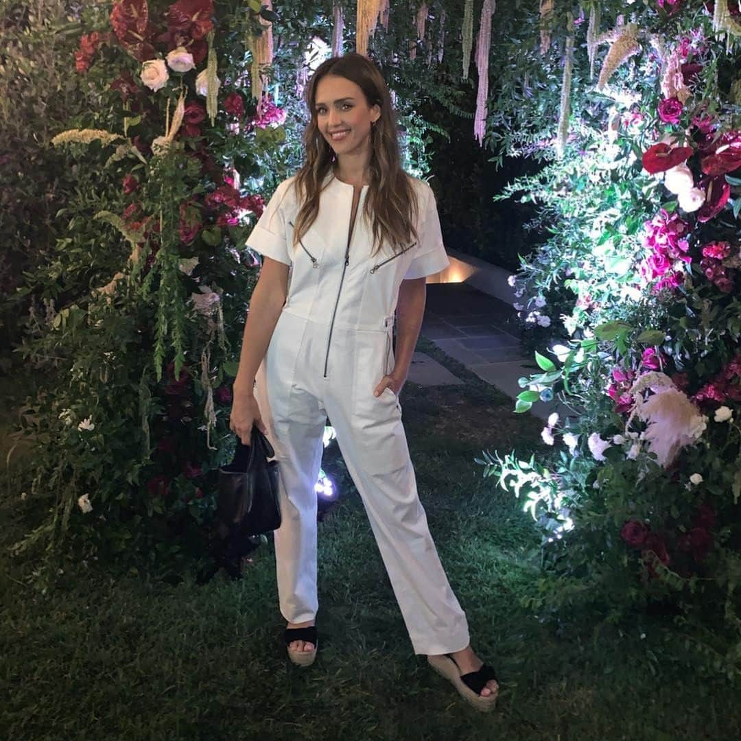 のインスタグラム：「I have no words (well a few) to say about my love for this woman who is not only a leader in all things business & entrepreneurship, but a caring, uplifting soul who ensures that more women get their seats at the table. Thank you @jessicaalba for hosting such an amazing panel and gorgeous event last night. XxRM 💋」