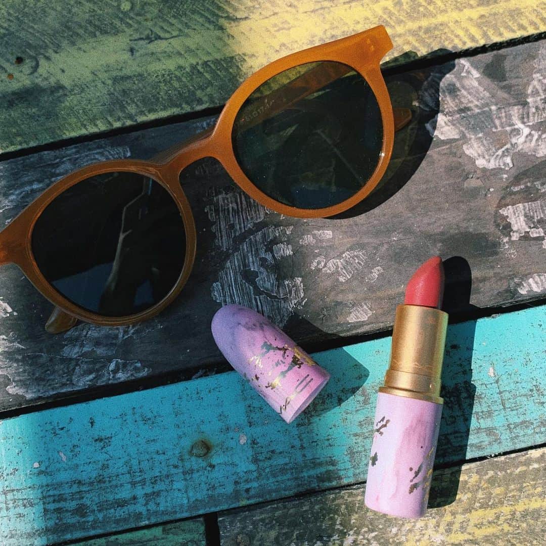 sayocoのインスタグラム：「最近のお気に入りlip💄💋😎 ・ ハワイの空港でパケ買いしたやつ！（笑） 色もすっごく好みでヘビロテしてます🙋‍♀️💘 日本でも買えるのかな？売っててほしい🤘🌈 ・ ・ #maclipstick #maccosmetics」