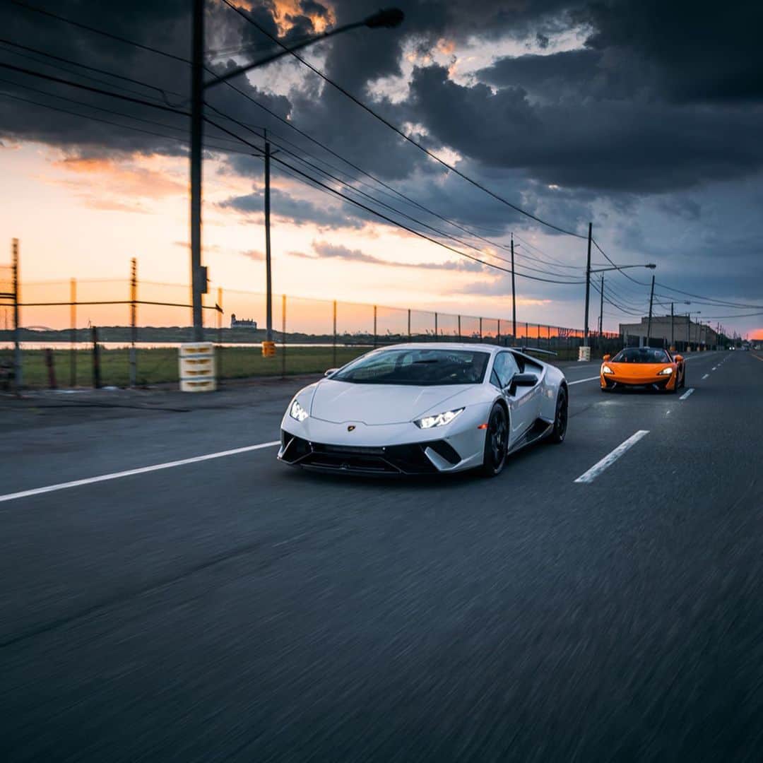 CarsWithoutLimitsさんのインスタグラム写真 - (CarsWithoutLimitsInstagram)「You have 24HRS with one of these cars, which one would you take? COMMENT BELOW 💥 Photo @liv3life_media  #carswithoutlimits #mclaren #570s #orange #lamborghini #huracan #performante #white #lambo」8月9日 10時25分 - carswithoutlimits