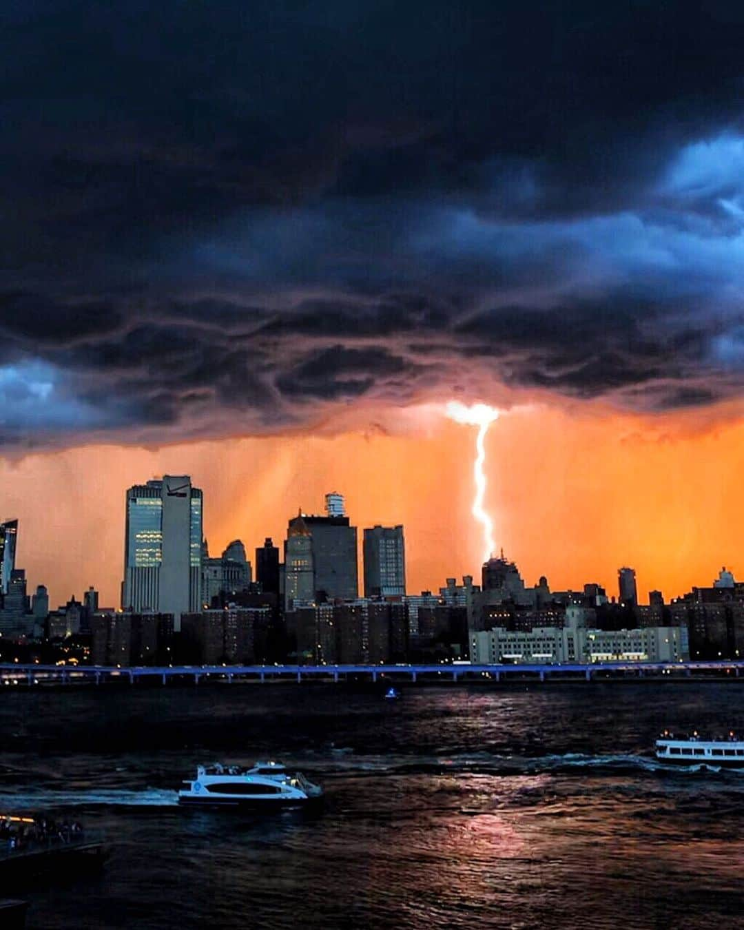 ヨハネス・ヒューブルさんのインスタグラム写真 - (ヨハネス・ヒューブルInstagram)「Lightning show over New York」8月9日 10時29分 - johanneshuebl