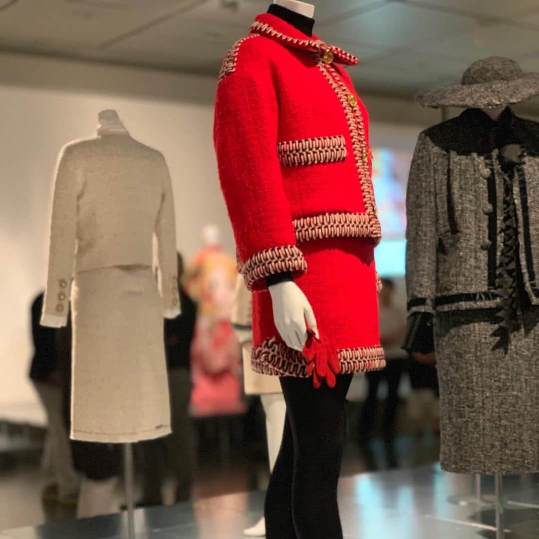 林信行さんのインスタグラム写真 - (林信行Instagram)「「ただマネキンにブランドの服を着せた展示にしたくなかった」 美術館ならではの批評性のあるファッション展を目指した 「ドレス・コード？―着る人たちのゲーム」展（8/9-10/14）。 今日から京都国立近代美術館で始まります。  昭和55年から５年に1度のペースでファッション系の展覧会を開いてきたという京都の国立近代美術館#京都服飾文化財団 の日本初公開の所蔵品300点強を使った展覧会。 同館の牧口主任研究員は「最近はハイブランドのメゾンが非常に優れ展覧会を開くようになってきている。そうした中で美術館だからこそできるファッションの展覧会とは何かを考え、『批評性』を持たせること」という結論に至り本展を企画した、と言う。  プロローグ＋12章で構成された展覧会。 その展覧会でプロローグを飾るのはミケランジェロ・ピストンの「ぼろぎれのヴィーナス」。 大量の服の山の前に裸のヴィーナス像が佇む作品。 作者にその意味や意図はなかったが、まるで大量生産、大量消費、大量廃棄のファーストファッションで捨てられた服の山に見える。 そして、その横にプロローグのテーマ 「裸で外を歩いてはいけない？」 この後、第１章 「高貴な振る舞いをしなければならない？」とビジネススーツや貴族の服が 「働かざる者、着るべからず？」で労働服が…と言った感じで展覧会が続き、 途中版からはストリートファッションの展示も多くなり、おしゃれなホームレスの写真なども登場する。  ブランドロゴの象徴としての意味合いを問うた「見極める眼を持たなければならない？」と言う章も面白く、ただロゴが２つ並ぶだけのブランドコラボ商品の展示などを見ると「ブランド」とは何なのだろう？と考えさせられる。 ちなみに先日、ちょうど誰かとこの話をしていた（角尾さんが話していたのかな？）。 最近のファッションでは、面白いアイテムが出てもすぐにその意匠がファーストファッションに真似されてしまう。ファッションの意匠は知的所有権が保護されていない。しかし、ロゴが入ると別で、だから最近、ロゴを大きくあしらったファッションアイテムが多いのだと言う。そうして記号化されたファッション性が、今度はその記号同士でコラボを始めるが、これにどれほどの意味があるのだろう。 「他人の眼を気にしなければならない？」と言う章ではハンス・エイケルブームがパリの様々な場所に同じ時間帯にいた似た格好をしている人々の写真を集めたコラージュがズラーっと並ぶ。 人と違う見た目にしようと選んだはずのファッションが、結局、他の誰かと（しかも、ここまで）被っていることの悲劇が膨大な量展示されている。  今回、出展作家の中にアンリアレイジ（森永邦彦）やユイマ ナカザト（中里唯馬）、リトンアフタワーズ（山縣良和）といったお馴染みの若手たちの名前を見かけたのでレセプションで会えるかと楽しみにしていたが、今回は京都服飾文化財団（KCI）のコレクションからの展示ということで、レセプションに参加しているデザイナーはあまりいなかった。 その代わり遭遇してビックリしたのが来年のベネチア建築ビエンナーレにも選出された建築家の 元木大輔さん。今回の展示の空間デザインを行なっている。  また最近、ワコールのオフィスの空間演出を手掛けたアーティストの ミヤケマイさんとも久々の再会を果たした。  京都国立近代美術館が投げた変化球が、ファッションの世界にどんな話題を巻き起こすのだろう！？ （ちなみに京都国立近代美術館、元木さんの話によれば青山スパイラルと同じ頃の槇文彦建築で、両方のコンペに応募したら両方通って同時に手掛けたらしく、階段とか見ると両方の建築の似ているところがたくさんあるらしい。 東京から同館を訪れる人は、ぜひ、そんな建築的な楽しみ方も一緒に味わってもらえればと思う）。 【特別な許可をもらって撮影しています。展覧会は撮影コーナーはありますが、原則 撮影禁止です】」8月9日 10時32分 - nobihaya