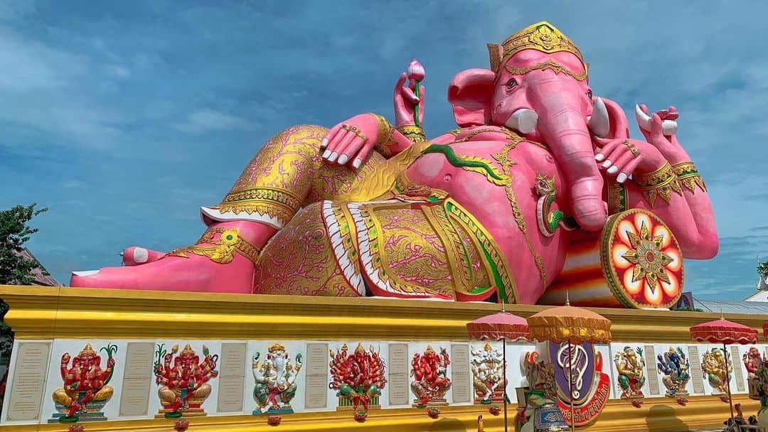 金子貴俊さんのインスタグラム写真 - (金子貴俊Instagram)「家族でタイ旅行へ ネズミ？ですかね？ 片方の耳を塞いで願い事をいうと叶うとか！ 一生懸命願う父(^◇^;) ピンクのガネーシャになんだか不思議な寺院。 独特の雰囲気、文化が面白い。 タイ最高！  #タイ#pinkganesha #thailand  #trip#旅行#バカンス#バンコク#bangkok #ワットパクナム #watpaknam#watsamanrattanaram#ワットサマーンラッタナーラーム #gopro#寺院」8月9日 10時44分 - takatoshi_kaneko