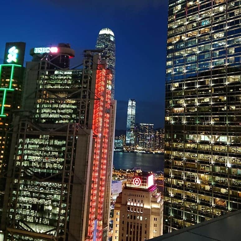 渡辺めぐみさんのインスタグラム写真 - (渡辺めぐみInstagram)「香港滞在記  ザ・マレー香港ニッコロホテル メディテーション サウンド バス 最高に気持ち良かった⤴️⤴️⤴️ 26階のザ・マレーバー&ダイニングシグニチャーカクテルも、夜景も最高😃⤴️⤴️ お部屋も、紹介するね😁❤️👍 #香港#ホンコン#honkong #メディテーション#サウンドバス #カクテル #ザ・マレー香港ニッコロホテル#instagrammer #instagram #instagramgood #instagramlike」8月9日 10時53分 - meguheart