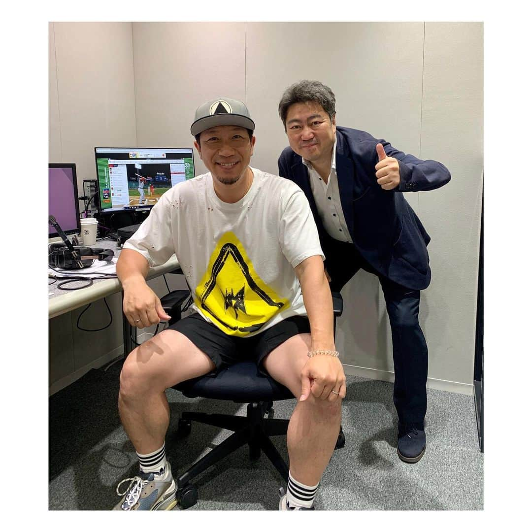 多村仁志さんのインスタグラム写真 - (多村仁志Instagram)「#⚾️ #MLB 今日は 石原敬士アナウンサーと一緒に #DAZN より @redsox × @angels のゲームを解説致しました🎙 ・ 今日はなんと言っても #ChrisSale のピッチングでしょうね！ ・ 8回を大谷＆トラウトの2本のヒットだけ！ ・ 13奪三振を奪う投球で試合時間も2時間16分と素晴らしいテンポでの投球でした。 ・ Saleはここまで6勝11敗と勝ち星は少ないですが、今日の奪三振ショーで7年連続200奪三振以上を達成し、今シーズン13度目の二桁奪三振を記録しました。 ・ #MLB #MajorLeagueBaseball #メジャーリーグ #bostonredsox #losangelesangels #解説 #commentator #多村仁志 #HitoshiTamura」8月9日 10時54分 - hit_tamu